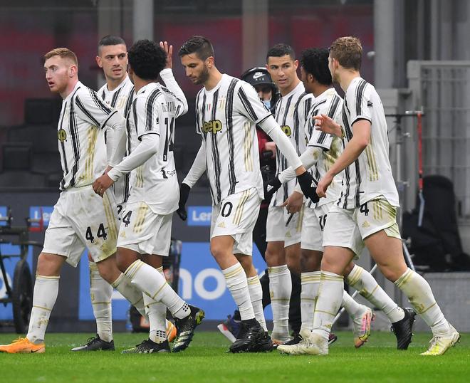 欧冠常规赛对决在即！辽宁男篮演练定位球，费内巴切密集防守应对的简单介绍